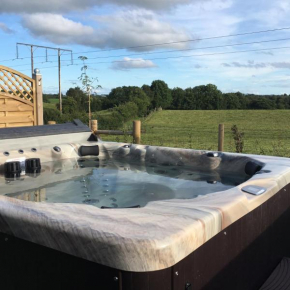 Arvalee Retreat With Outdoor HotTub